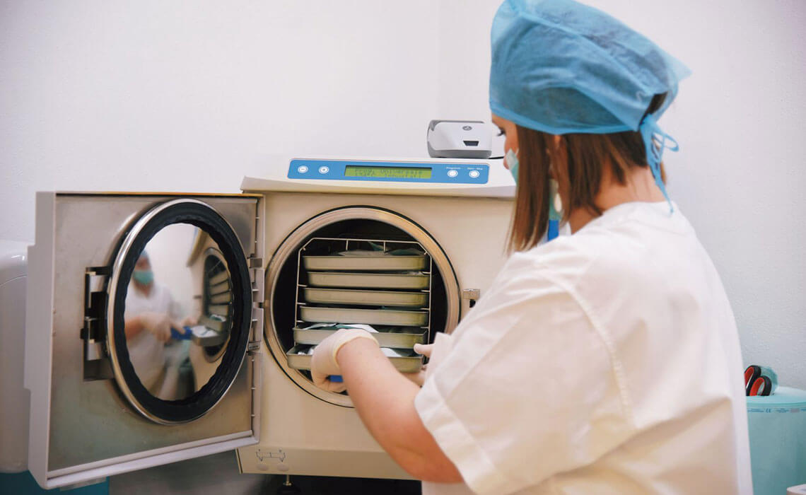 l'assistente del dentista igienizza gli strumenti