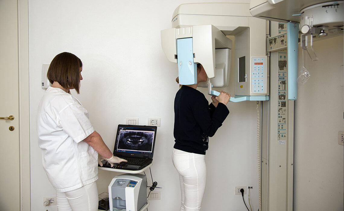 assistente del dentista esegue una panoramica dei denti alla paziente