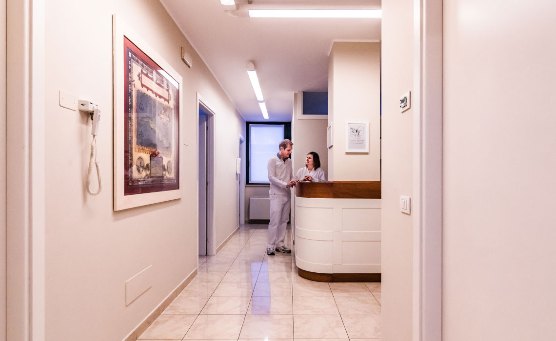 il dentista insieme all'assistente nel corridoio dello studio
