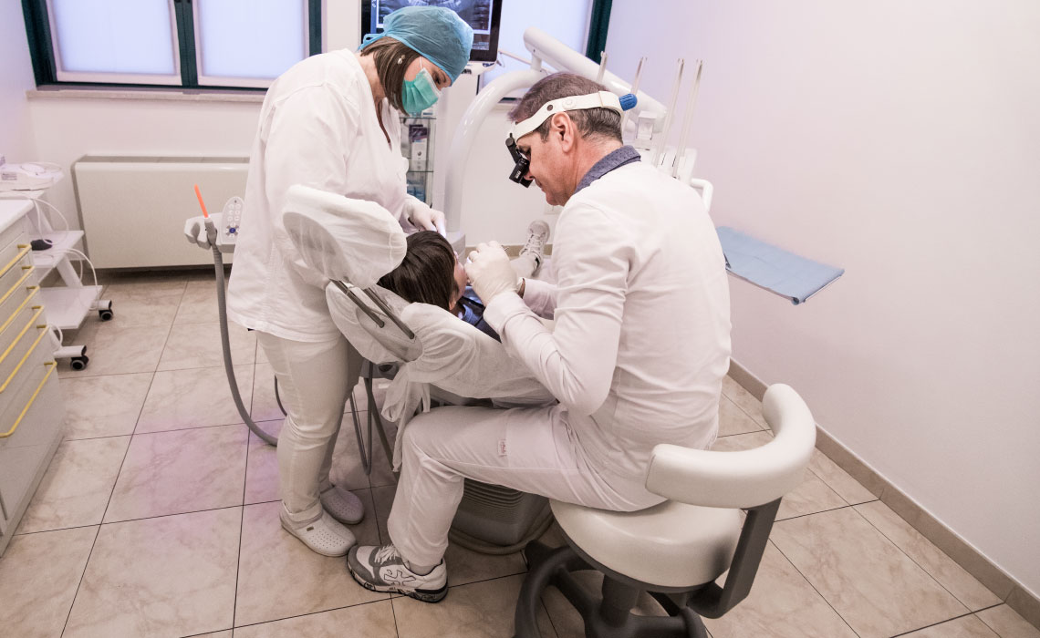 il dentista insieme ad una paziente